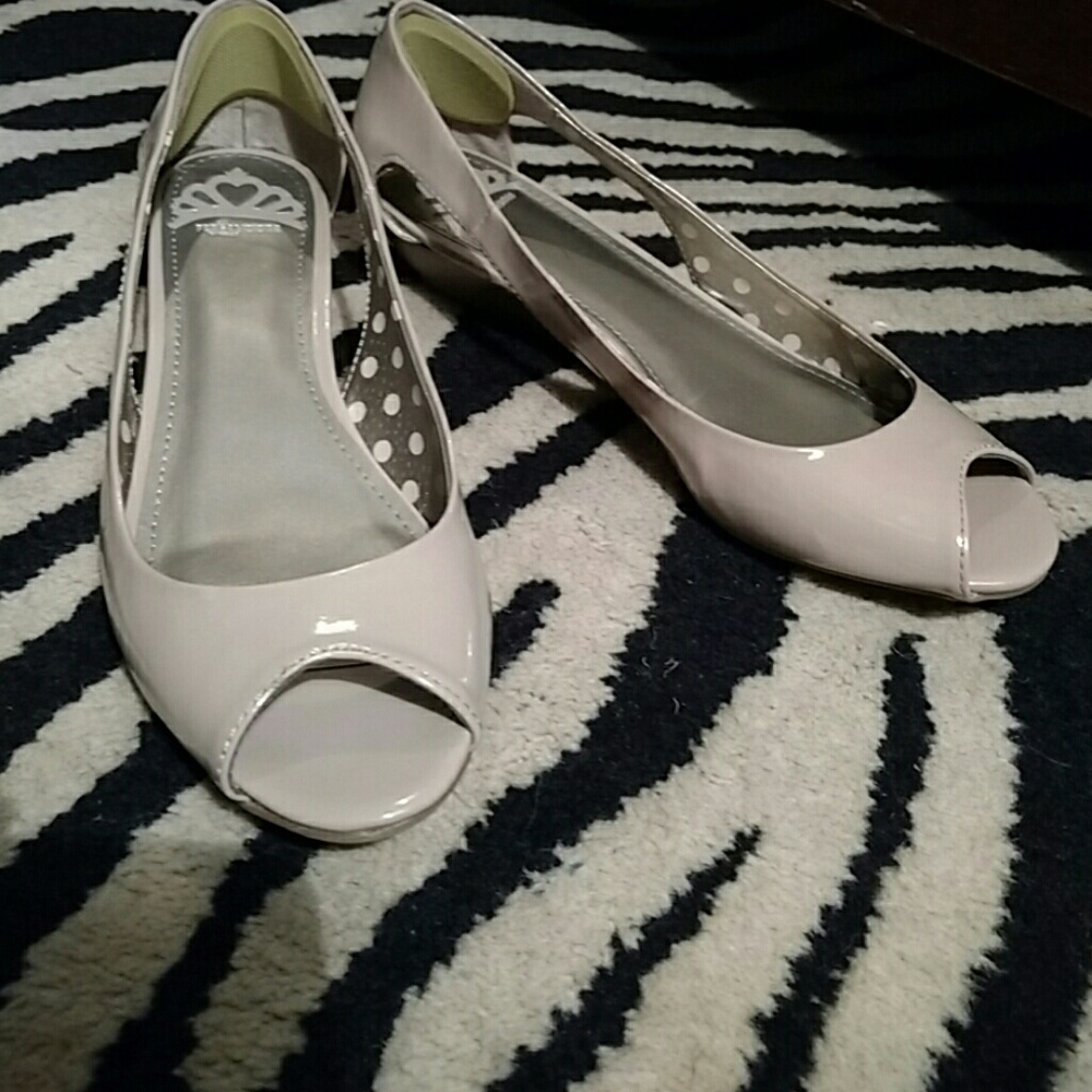 FERGALICIOUS-8.5M-NEW TAUPE FAUX LEATHER SHOES